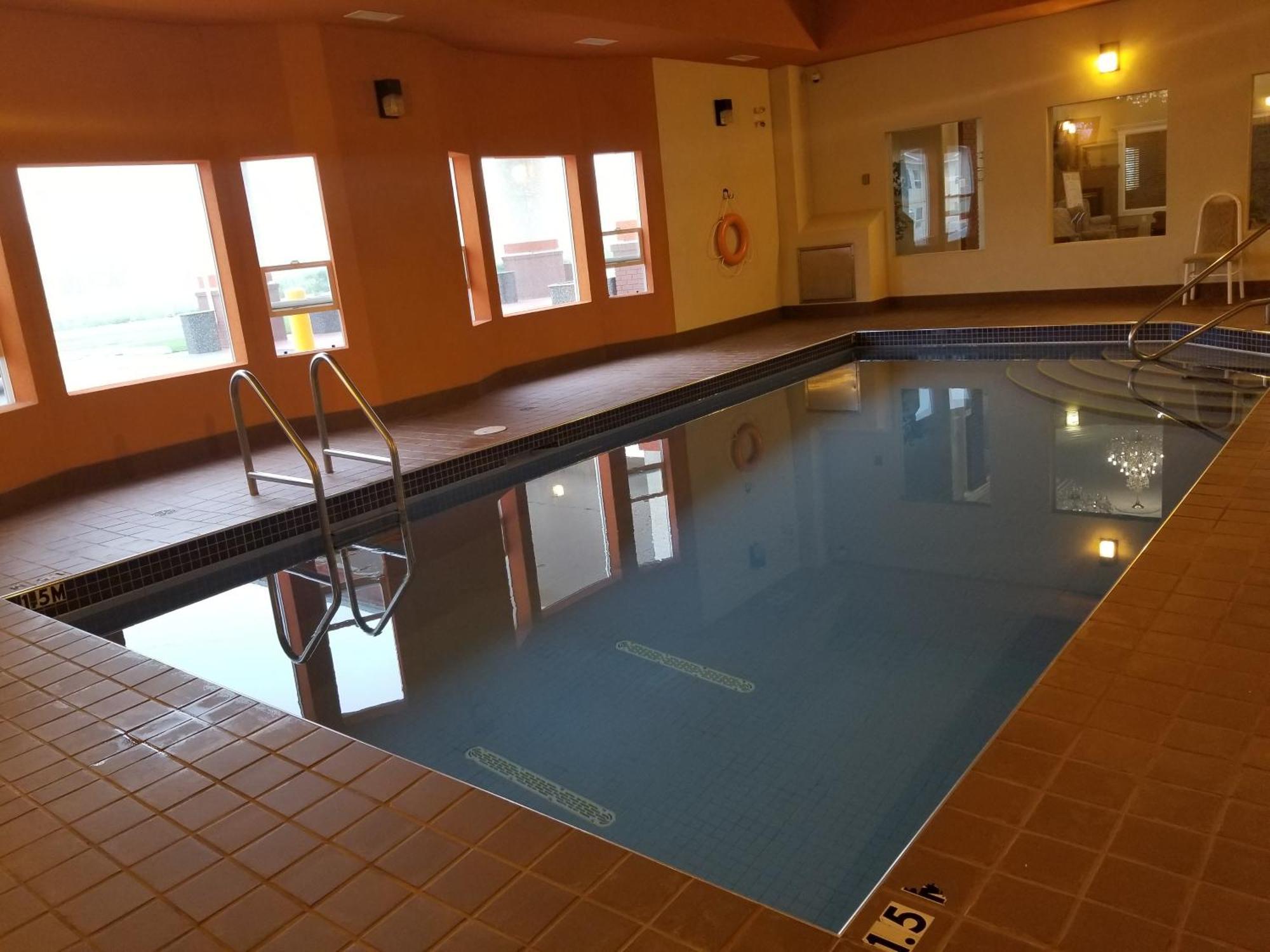 New Imperial Suites Whitecourt Buitenkant foto